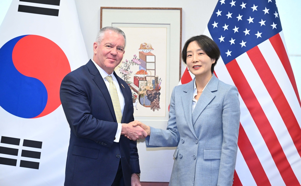 정의혜(오른쪽) 외교부 차관보와 마이클 디솜브레 미 국무부 동아시아·태평양 담당 차관보가 12일 외교부 청사에서 만나 악수를 하고 있다. 외교부 제공