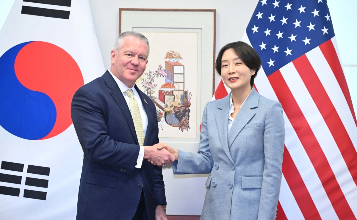 정의혜(오른쪽) 외교부 차관보와 마이클 디솜브레 미 국무부 동아시아·태평양 담당 차관보가 12일 외교부 청사에서 만나 악수를 하고 있다. 외교부 제공