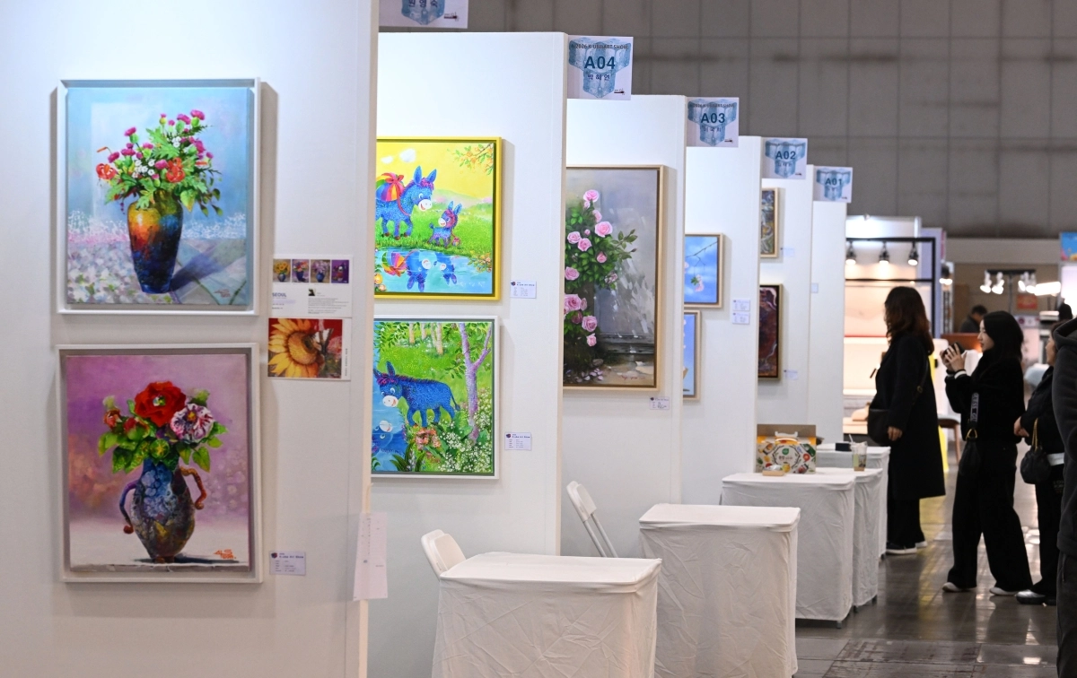 관람객들이 12일 경기 일산 킨텍스에서 열린 ‘2026 고양 가구엑스포 ＆ 홈앤리빙 더쇼 ＆ 큐브 현대미술展’를 찾아 부스를 살펴보고 있다. 2026.3.12 도준석 전문기자