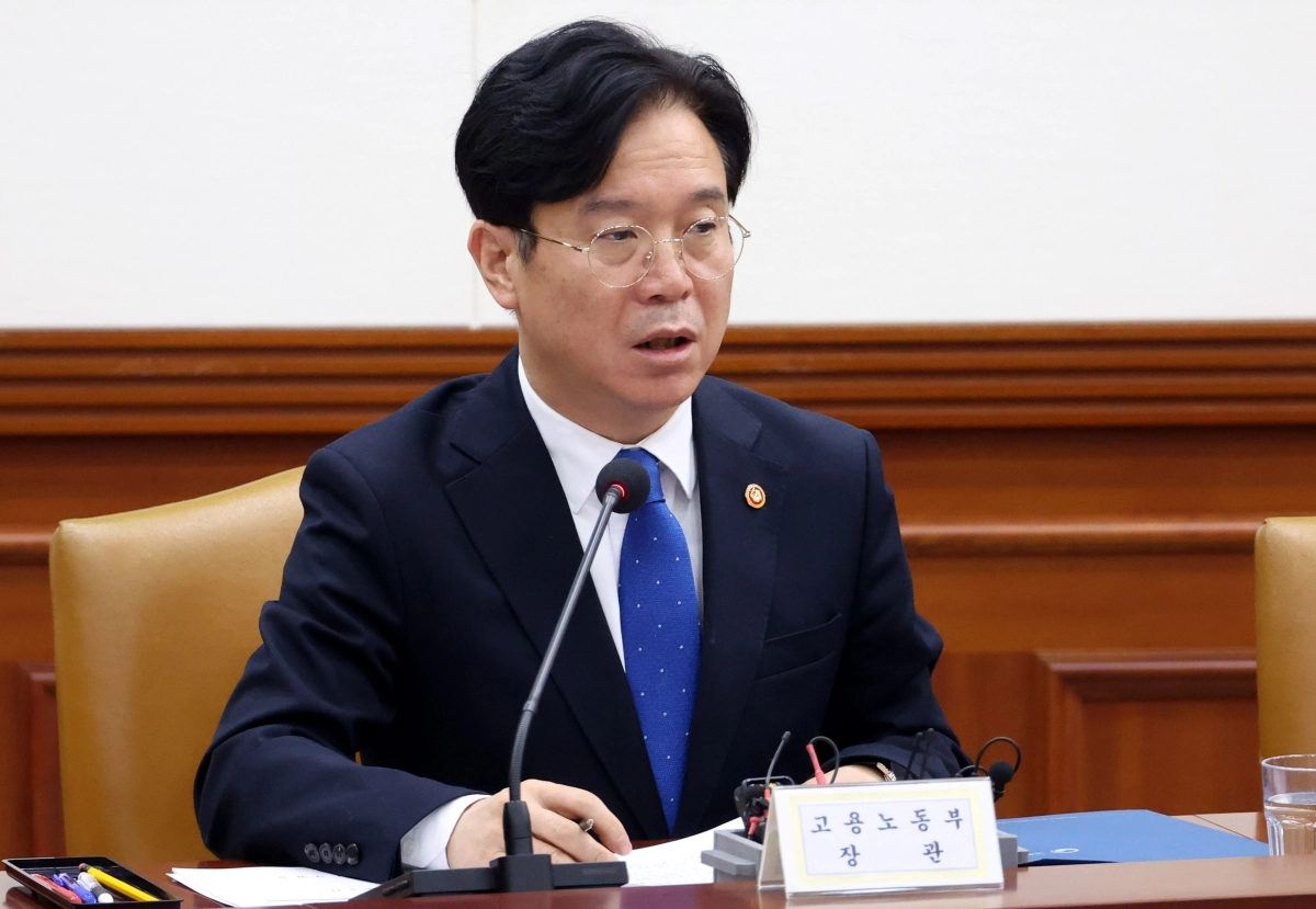 김영훈 고용노동부 장관이 지난 11일 오전 서울 종로구 정부서울청사에서 열린 경제관계장관회의에서 발언하고 있다. 뉴시스