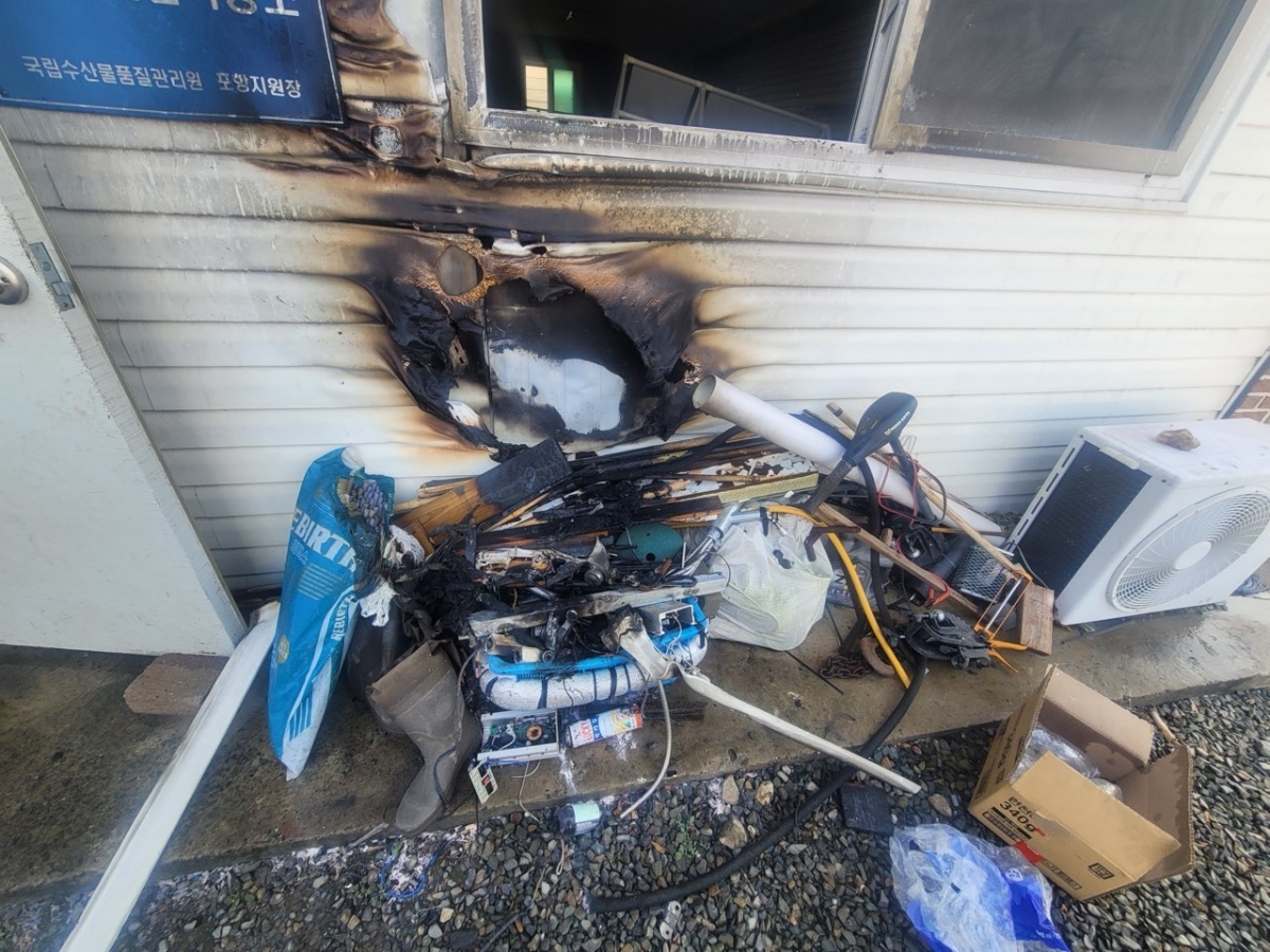 경북 포항북부소방서 대원들이 지난 11일 영천 한 건물 외벽에 발생한 화재를 진압한 뒤 현장 모습. 포항북부소방서 제공