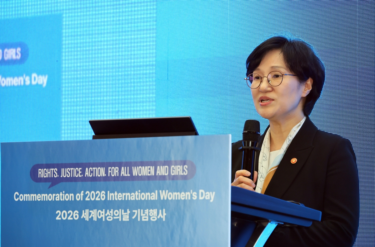 원민경 성평등가족부 장관이 지난 11일 오후 서울 중구 프레지던트 호텔에서 열린 ‘세계 여성의 날’ 기념식에 참석해 축사하고 있다. 성평등가족부 제공