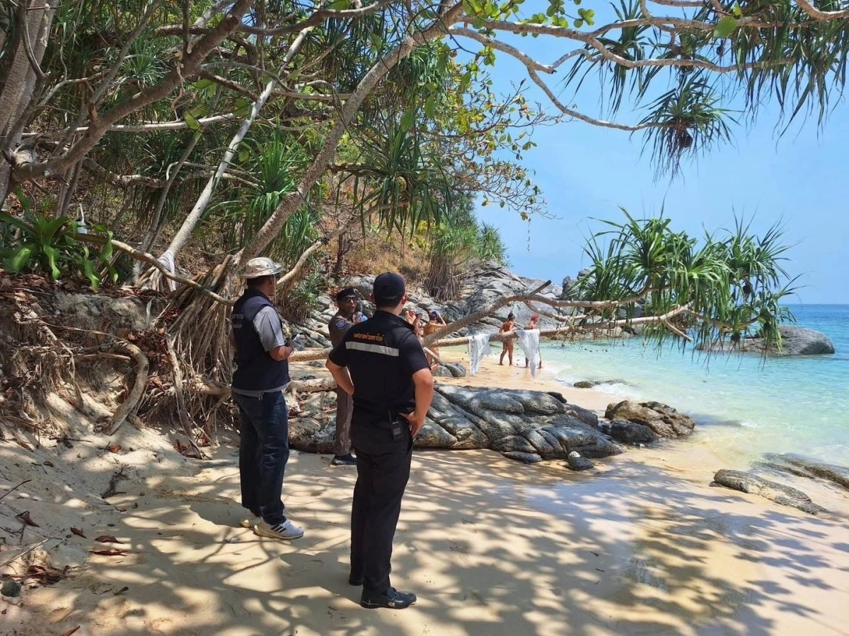 푸껫 최남단 라와이 해변 순찰 중인 현지 경찰의 모습. 푸껫정보센터 페이스북 캡처