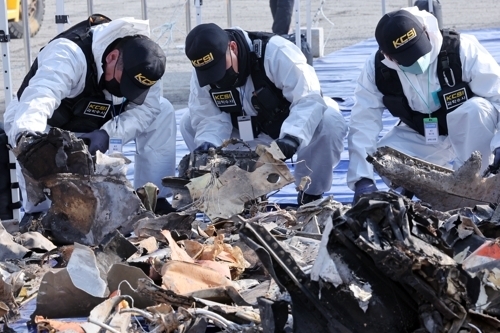 2024년 12월 29일 발생한 무안공항 제주항공 여객기 참사 사건 현장에서 조사요원들이 희생자들의 유해·유품을 수거하고 있다. (무안공항 제공)