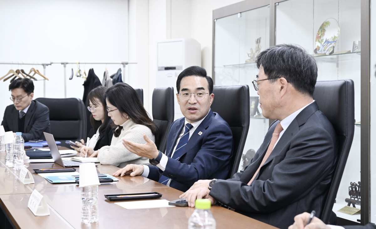 박홍근(가운데) 기획예산처 장관 후보자가 12일 정책간담회에서 발언하고 있다. 기획처 제공