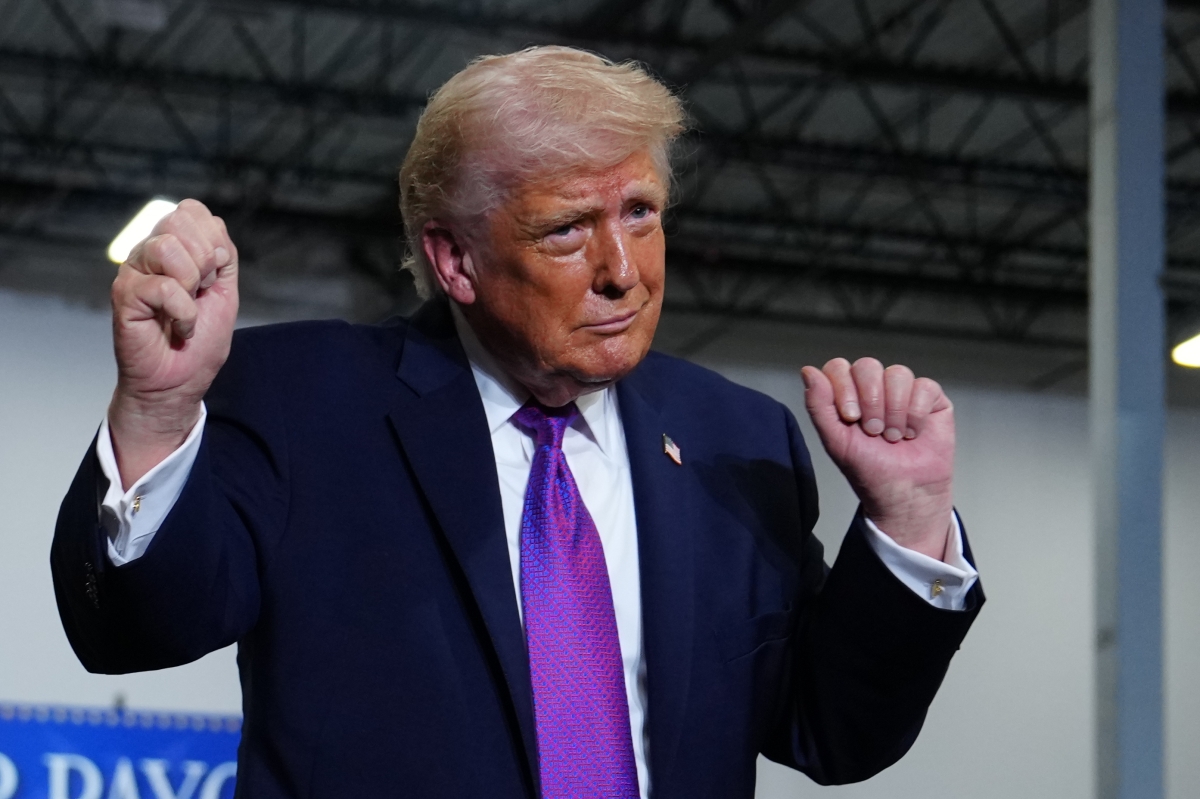 도널드 트럼프 미국 대통령이 11일(현지시간) 켄터키주 히브론에 있는 버스트 로지스틱스에서 연설 후 춤을 추고 있다. 2026.3.11 켄터키 AP 연합뉴스