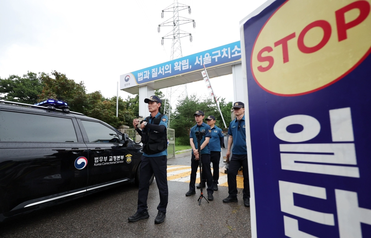2025년 7월 15일 오후 경기 의왕시 서울구치소로 법무부 교정본부 차량이 들어가고 있다. 뉴시스