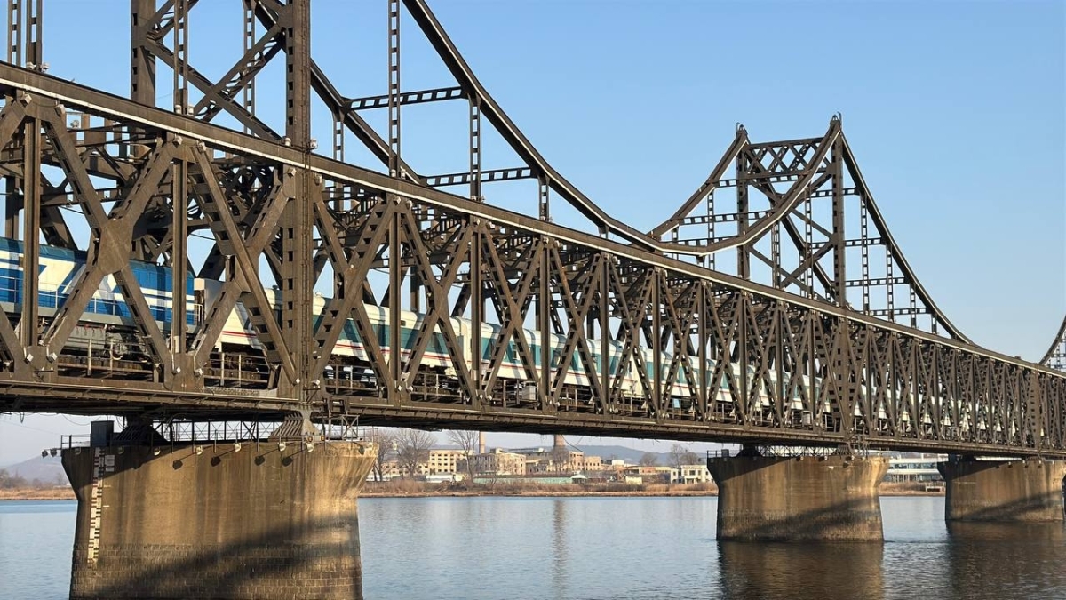 중조우의교 통과하는 평양-베이징 여객열차