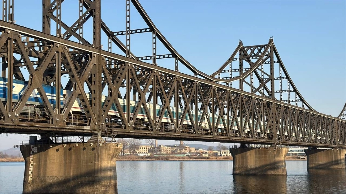 중조우의교 통과하는 평양-베이징 여객열차