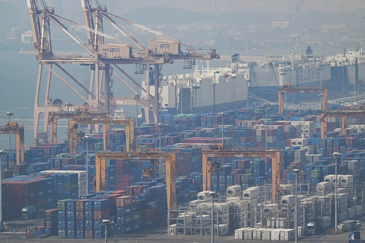 도널드 트럼프 미국 행정부가 한국을 포함한 16개국을 대상으로 무역법 301조에 따른 조사를 개시한다고 밝힌 가운데 12일 경기 평택항 부두에 수출용 컨테이너가 쌓여 있다. 이지훈 기자
