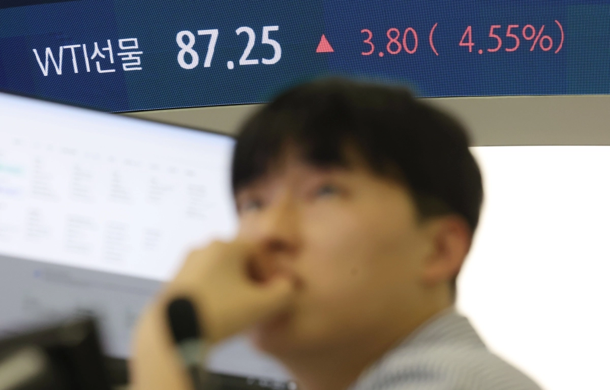 [서울=뉴시스] 홍효식 기자 = 국제에너지기구(IEA)의 사상 최대 규모 비축유 방출 계획에도 국제 유가가 다시 배럴당 100달러를 넘어섰다. 브렌트유 선물은 전날 종가가 배럴당 91.98달러로 전 거래일 대비 4.76% 상승한 데 이어 상승세를 이어가고 있다.  12일 서울 중구 하나은행 딜링룸 전광판에 WTI 선물 지수가 표시되고 있다. 2026.03.12. yesphoto@newsis.com