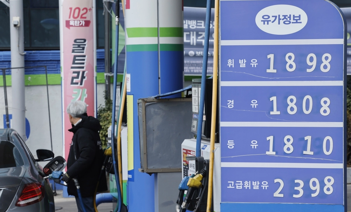 [서울=뉴시스] 김혜진 기자 = 국제에너지기구(IEA)의 사상 최대 규모 비축유 방출 계획에도 국제 유가가 다시 배럴당 100달러를 넘어섰다. 미국 CNBC에 따르면 5월 인도분 브렌트유 선물 가격은 한국시간 12일 오후 12시28분 기준 배럴당 100.44달러를 기록했다. 앞서 브렌트유 선물 가격은 지난 9일 장중 한때 배럴당 119달러까지 치솟았다가 전쟁이 조기에 끝날 수 있다는 낙관론이 확산되면서 배럴당 80달러선까지 떨어진 바 있다. 그러나 중동 정세 불안이 지속되면서 유가 상승 압력이 다시 커지고 있는 것으로 분석된다.  사진은 이날 서울 시내 한 주유소에 게시된 유가 정보. 2026.03.12. jini@newsis.com
