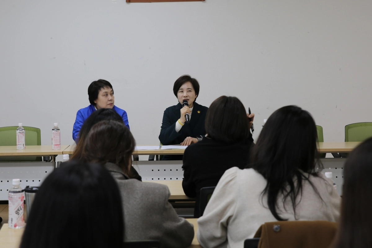 12일 유은혜 경기도교육감 예비후보가 용인시 처인구 모현면 고등학교 설립 문제 해결을 위한 간담회를 갖고 있다. (유은혜 캠프 제공)