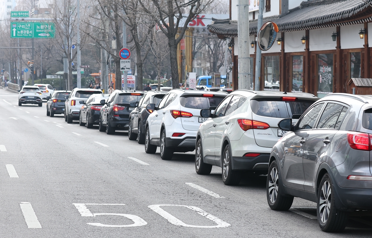 서울 노원구의 한 주유소에 차량들이 길게 줄을 선 모습. 연합뉴스