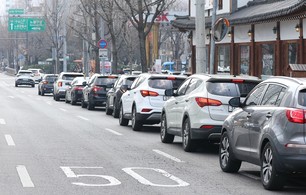 서울 노원구의 한 주유소에 차량들이 길게 줄을 선 모습. 연합뉴스