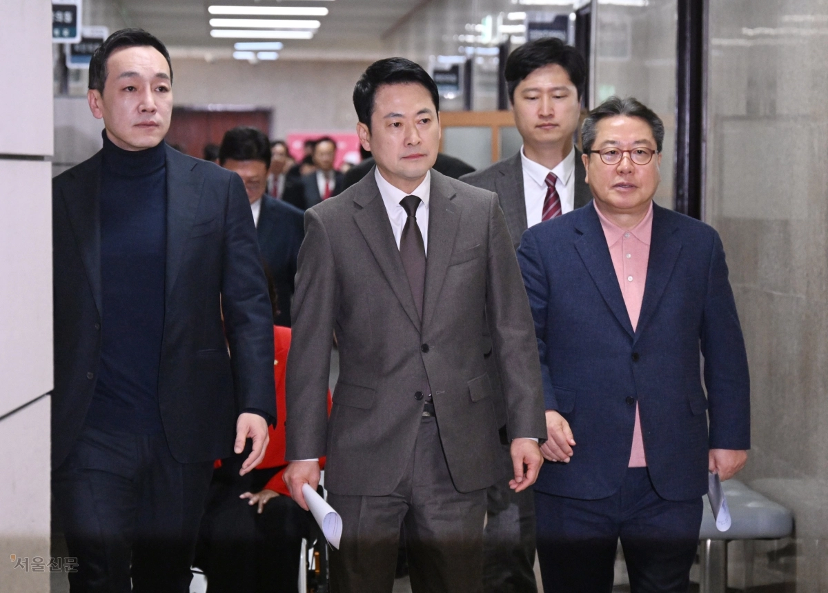 장동혁(가운데) 국민의힘 대표가 12일 국회에서 열린 최고위원회의에 참석하고 있다.  안주영 전문기자