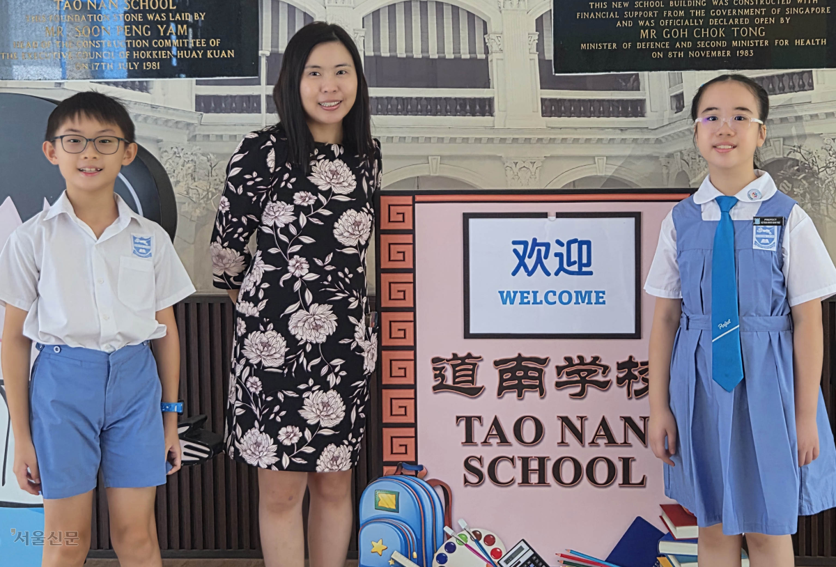 싱가포르 타오난 초등학교의 푸친위(가운데) 교장과 학생들이 2월 27일 서울신문과 만나 인터뷰를 진행했다.  싱가포르 김가현 기자