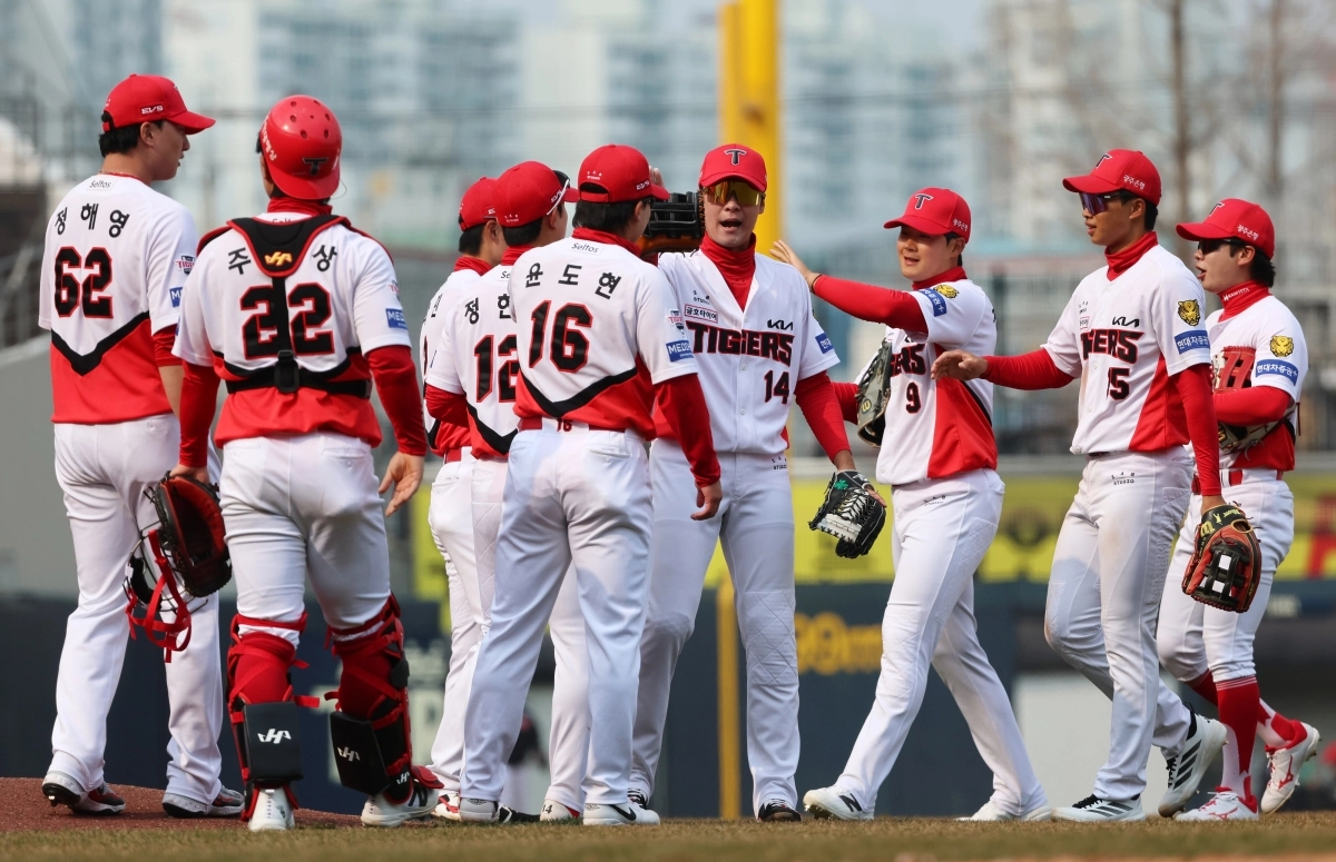 KIA 타이거즈 선수들이 12일 광주기아챔피언스필드에서 열린 프로야구 시범경기 SSG 랜더스전을 승리한 뒤 함께 모여 기뻐하고 있다. 2026.3.12 광주 연합뉴스