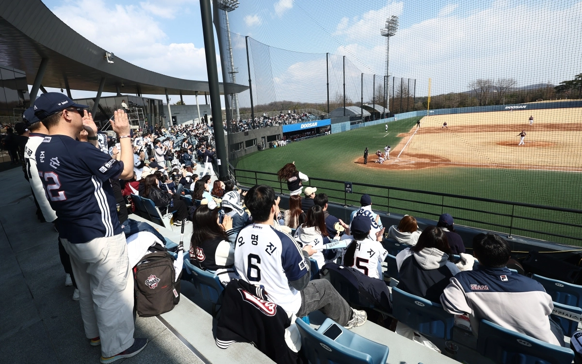 12일 경기 이천 두산베어스파크에서 열린 프로야구 시범경기 두산 베어스와 키움 히어로즈의 경기에서 두산 팬들이 열띤 응원을 하고 있다. 2026.3.12 뉴스1