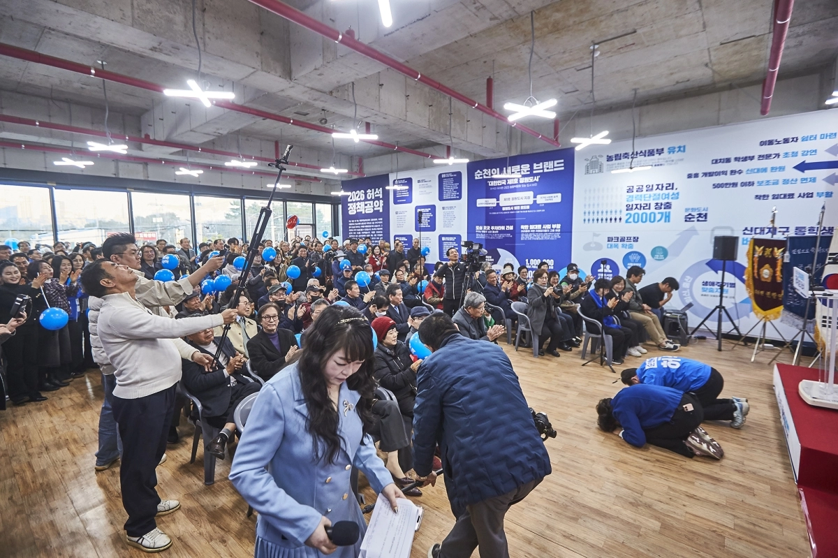 허석 예비후보가 배우자인 정연옥 여사와 함께 참석한 시민들에게 큰 절을 하고 있다.