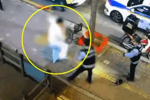 빵칼 집어든 190㎝ 거구, 테이저 맞고도 ‘멀쩡’…경찰들 온몸 던졌다 [영상]
