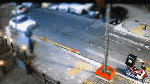 12일 경기남부경찰청에 따르면 전날 오후 8시쯤 안산시 단원구 선부역 인근에서 40대 남성 A씨(노란색 동그라미)가 갑자기 길가에 세워진 승용차의 운전석 문을 열고 차 안에 있던 운전자 40대 B씨를 마구 폭행했다. 사진은 근처 카페에서 빵칼을 들고나온 A씨를 피해 달아나는 시민들. 2026.3.12 경기남부경찰청 제공