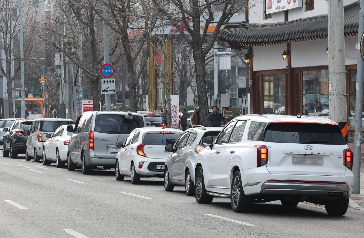 도로에도 생긴 주유 대기줄     (서울=연합뉴스) 김성민 기자 = 정부가 석유 최고가격제를 검토 중인 12일 서울 노원구 한 주유소에 차량들이 몰려 있다.       12일 한국석유공사 유가정보시스템 오피넷에 따르면 해당 주유소는 오후 2시 기준 보통휘발유 가격이 리터당 1769원으로 서울 최저가를 기록했다. 2026.3.12     ksm7976@yna.co.kr