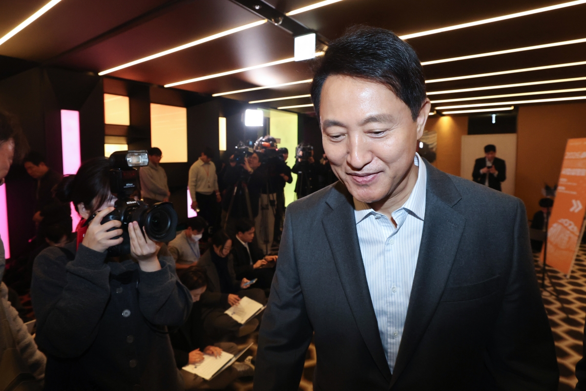 오세훈 서울시장이 12일 서울 중구 더플라자호텔에서 열린 하이서울기업지원 설명회 및 특강 종료 후 취재진에 6·3 지방선거 국민의힘 후보 공천등록 관련 입장을 밝힌 뒤 자리를 떠나고 있다. 2026.3.12. 연합뉴스