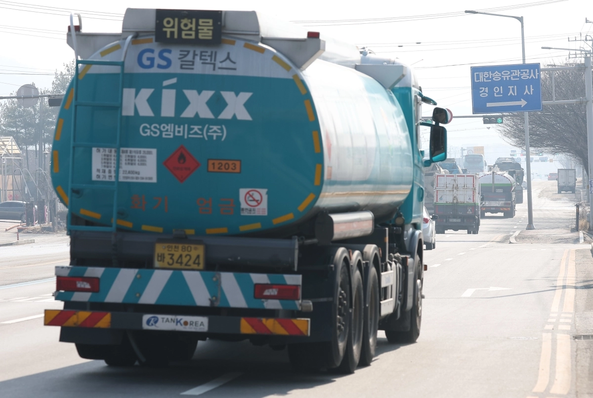 이동하는 유조차