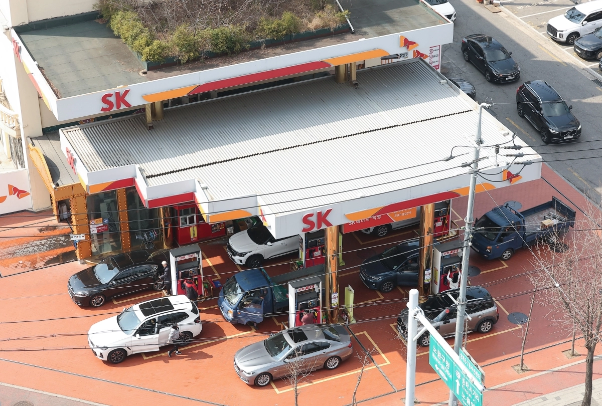 서울 내 최저가 주유소에 몰린 차량들