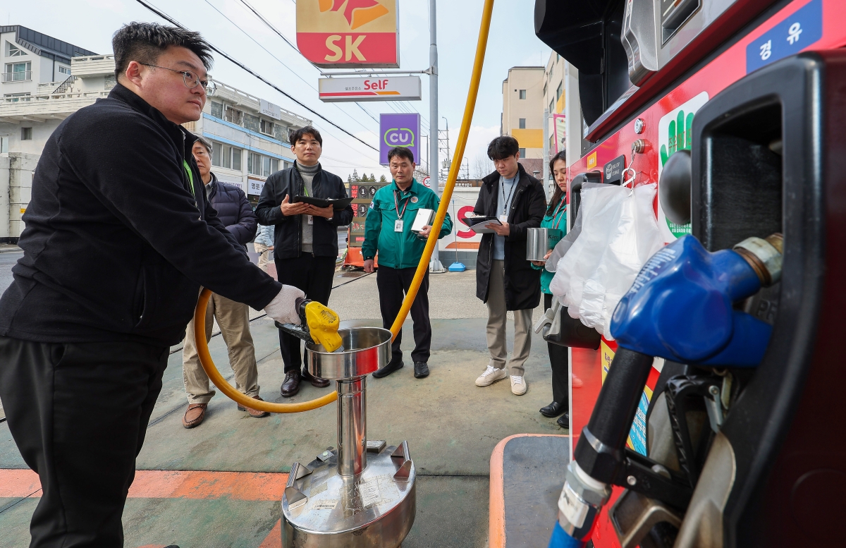 주유소 정량 및 품질 점검하는 한국석유관리원 직원들과 지자체 공무원
