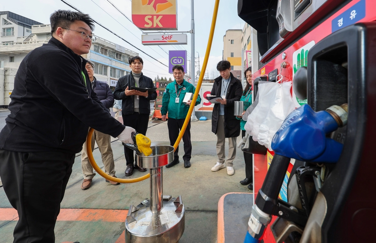 주유소 정량 및 품질 점검하는 한국석유관리원 직원들과 지자체 공무원