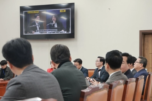 12일 국회에서 열린 국민의힘 최고위원회의에서 김민수 최고위원이 발언하는 가운데 ‘공소 취소 거래설’을 언급한 유튜브 채널 ‘김어준의 겸손은힘들다 뉴스공장’ 영상이 나오고 있다. 2026.3.12 연합뉴스