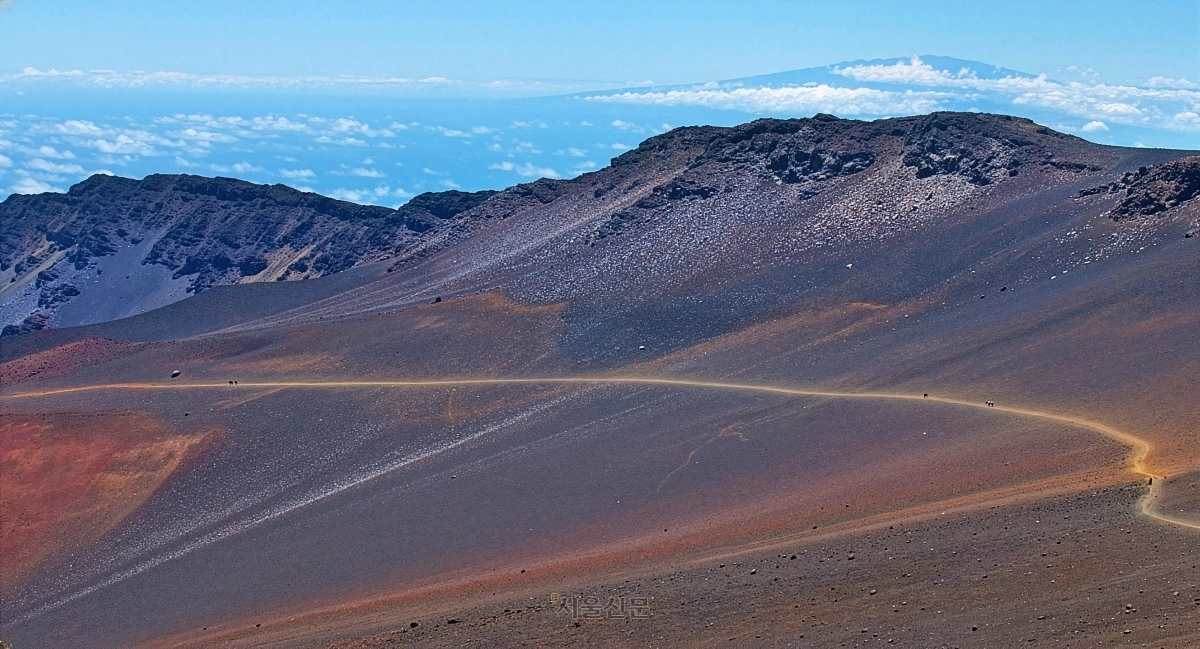 미국 하와이주 마우이섬의 할레아칼라 분화구 모습. 관광객들이 실핏줄처럼 연결된 소로를 따라 분화구 내부를 걷고 있다. 트레킹 전체 길이가 16㎞나 된다.