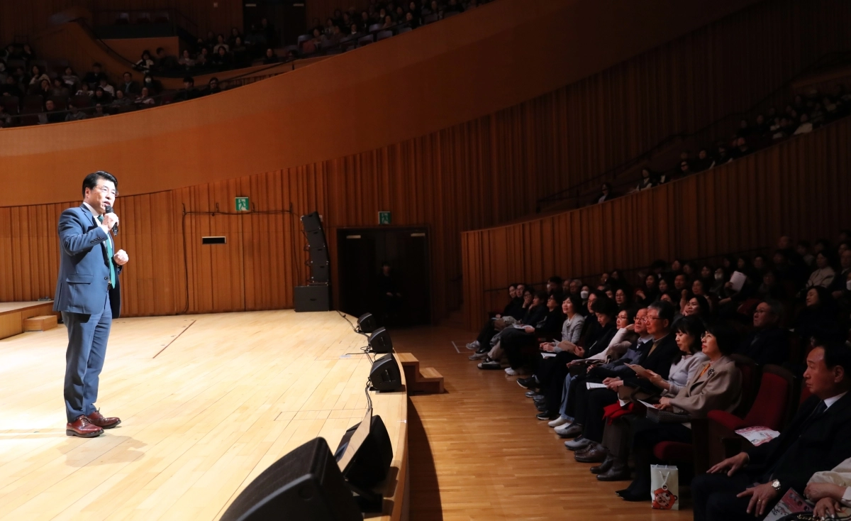 서강석 서울 송파구청장이 지난 10일 롯데콘서트홀에서 열린 ‘2026 송파 신춘음악회’를 찾은 구민들에게 인사말을 하고 있다. 송파구 제공