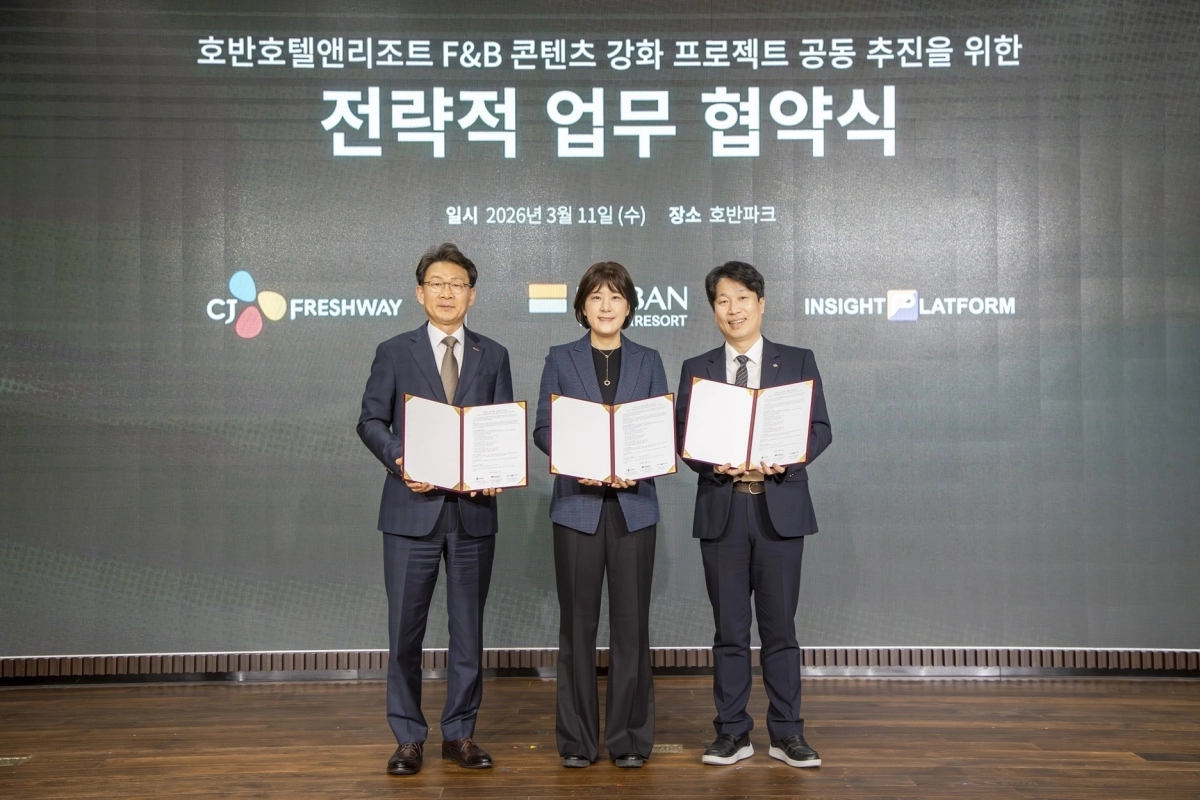 서울 서초구 호반파크에서 F＆B 3사 관계자들이 업무협약을 체결하고 있다. 왼쪽부터 강신주 호반호텔앤리조트 리조트부문장, 남민정 인사이트플랫폼 대표, 김재용 CJ프레시웨이 급식사업담당. 호반호텔앤리조트 제공