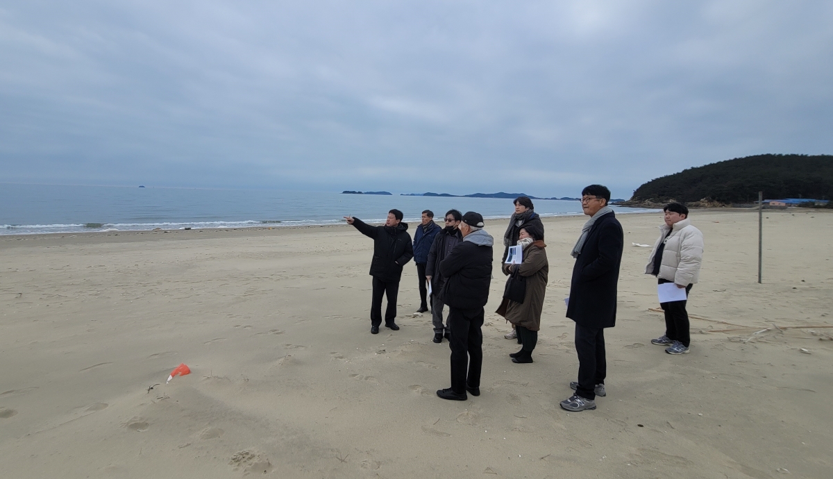 섬비엔날레 조직위원회 관계자들이 원산도 해수욕장 백사장에서 예술 작품 설치를 위한 답사를 하는 모습. 섬비엔날레 조직위원회 제공
