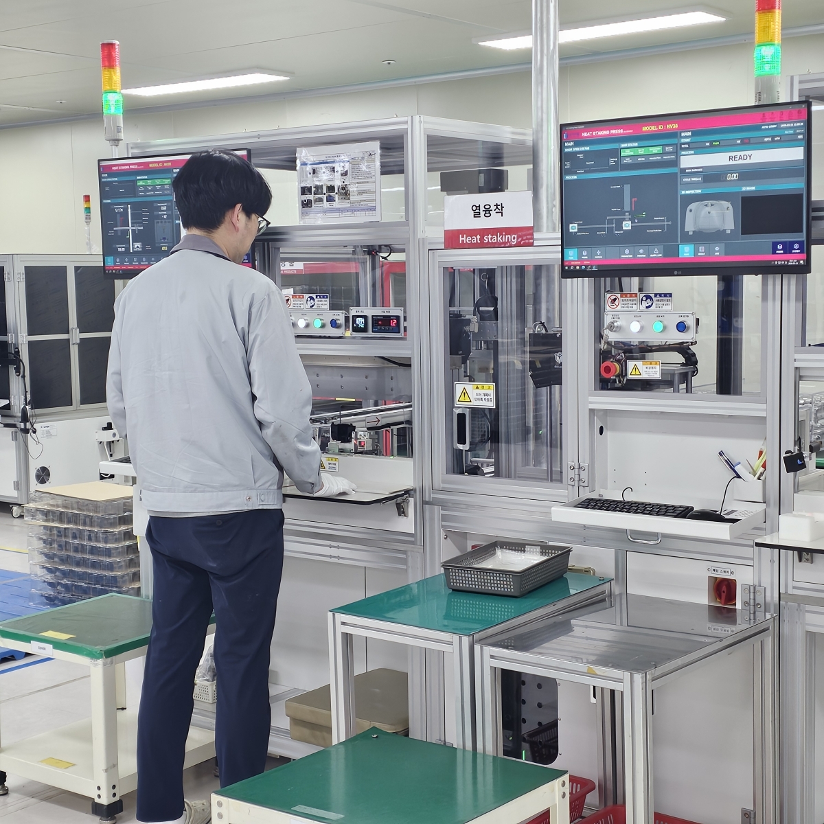 유아이엘의 한 직원이 경기 파주시 공장에서 신형 카메라 자동차 부품을 자동화 설비로 조립하고 있다. ﻿ 유아이엘 제공