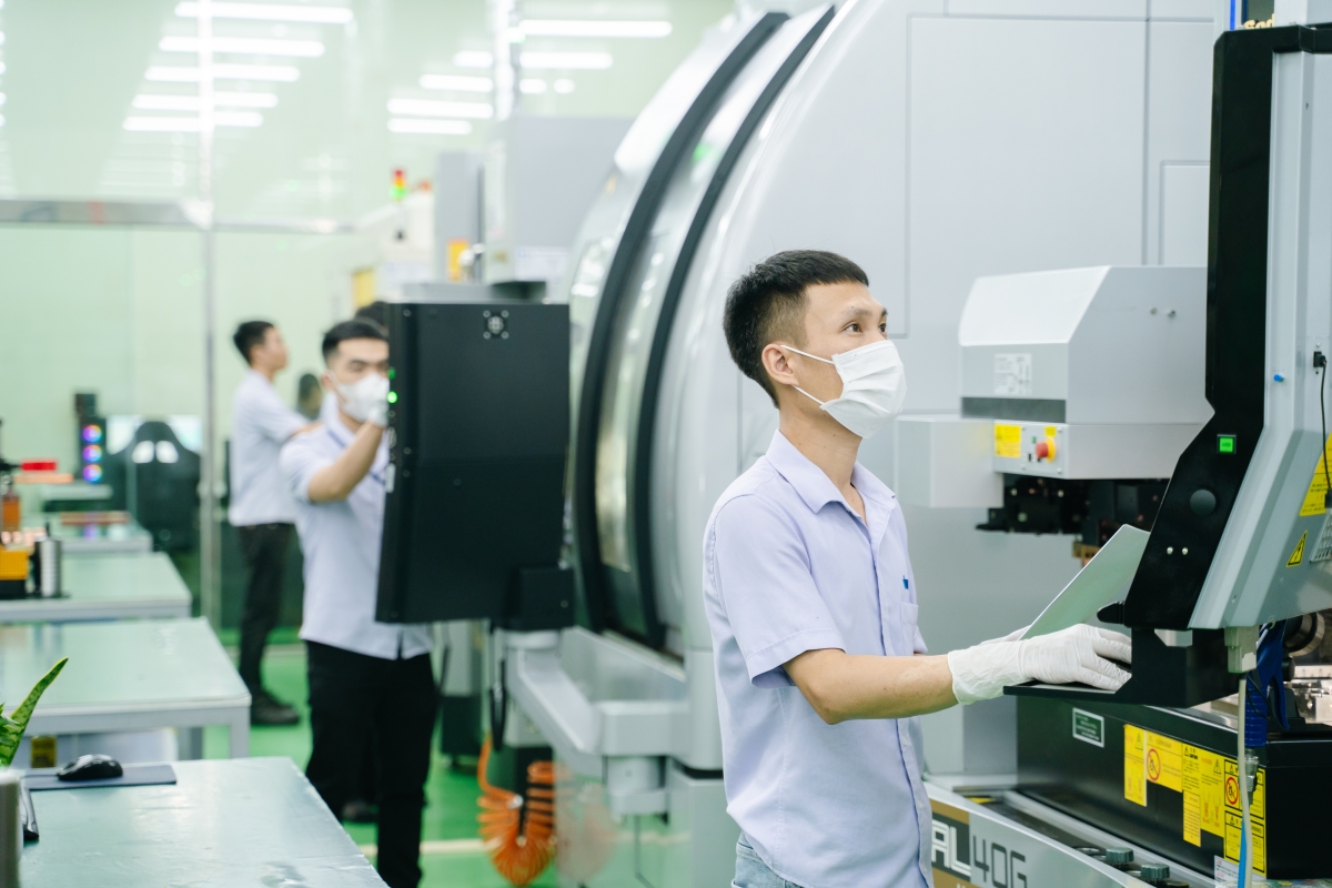 유아이엘 베트남 법인 공장에서 현지 직원이 금형 제작 작업을 하는 모습. 유아이엘 제공