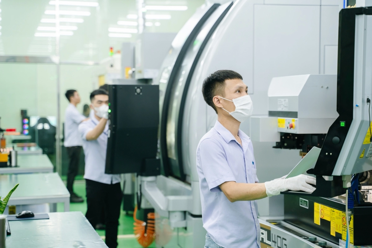 유아이엘 베트남 법인 공장에서 현지 직원이 금형 제작 작업을 하는 모습. 유아이엘 제공