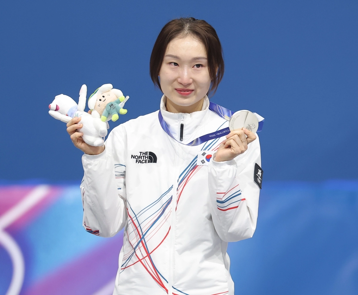최민정이 21일(한국시간) 이탈리아 밀라노 아이스스케이팅 아레나에서 열린 2026 밀라노·코르티나담페초 동계올림픽 쇼트트랙 여자 1500m 시상식에서 눈물을 글썽인 채 은메달을 들어보이고 있다. 2026.2.21 밀라노 연합뉴스