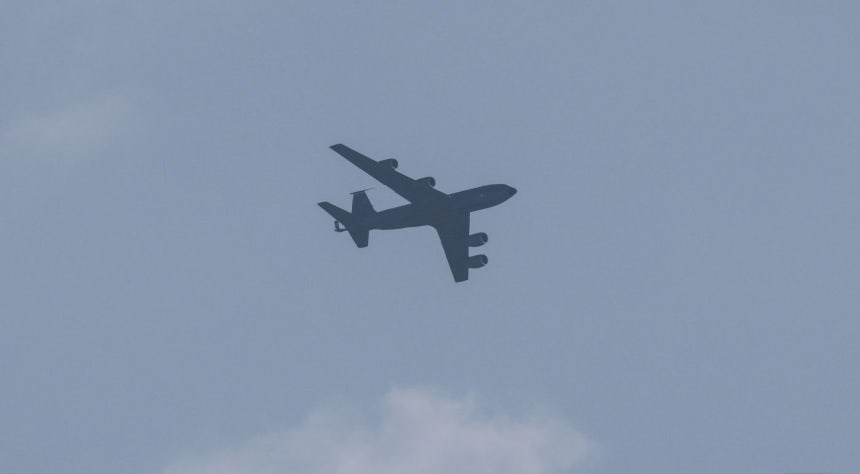 4일(현지시간) 미 공군의 KC-135 급유기가 이스라엘 텔아비브 상공을 비행하고 있다. 2026.03.04. 뉴스1