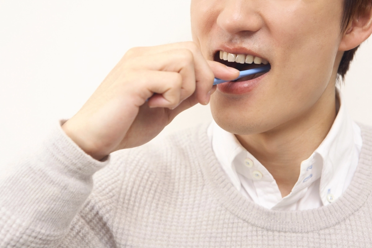 칫솔질로 구강 위생을 관리하는 모습. 123rf