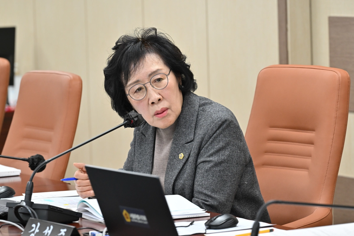 신복자 서울시의원이 서울시 복지실 업무보고에서 질의하고 있다.