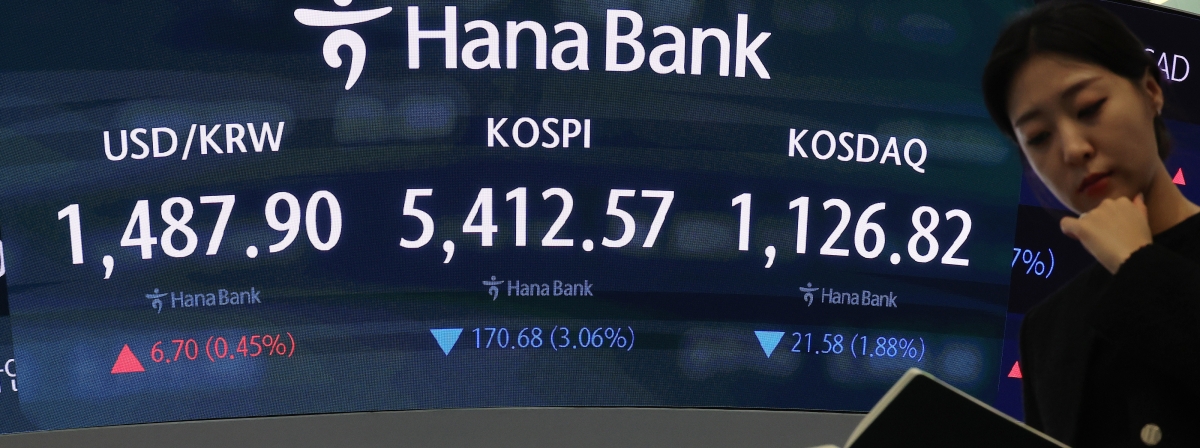 코스피가 하락 출발한 13일 오전 서울 중구 하나은행 딜링룸에 코스피와 코스닥, 원/달러 환율이 표시되고 있다. 코스피는 전장보다 188.46포인트(3.38%) 내린 5394.79로 코스닥은 25.85포인트(2.25%) 내린 1,122.55로 출발했다. 원달러 환율은 13일 국제 유가 급등에 이틀 연속 상승하며 9.4원 오른 1490.6원대로 개장했다. 연합뉴스