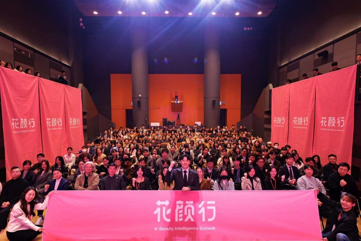 4일 서울 강남구 슈피겐홀에서 열린 ‘제1회 화연싱 K-뷰티 인텔리전스 서밋’ 기념사진 촬영 (사진제공 = ㈜오아이)
