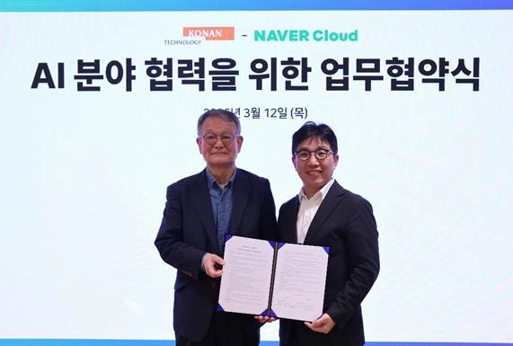 김영섬(왼쪽) 코난테크놀로지 대표와 김유원 네이버클라우드 대표가 지난 12일 ‘국방·제조 특화 LLM 및 피지컬 AI 협력’을 위한 업무협약식에서 기념사진을 촬영하고 있다. 네이버클라우드 제공