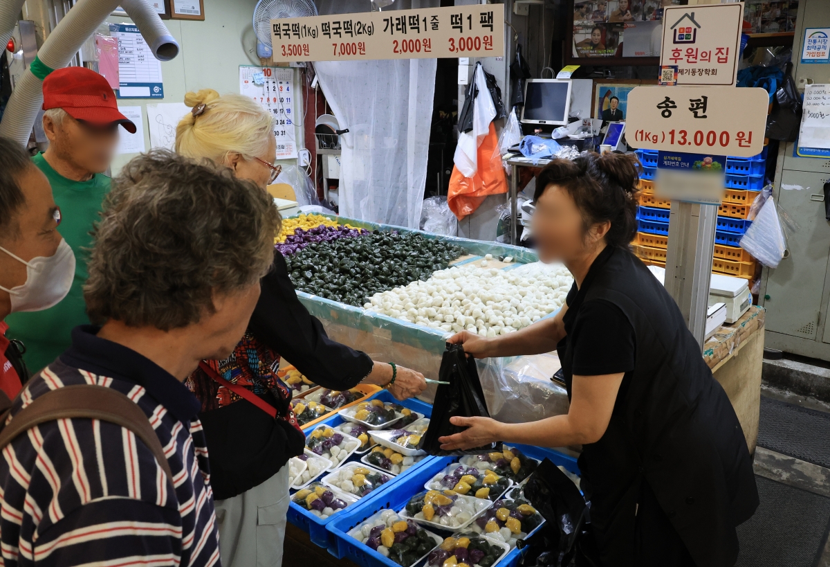지난해 9월 서울 동대문구 경동시장에서 상인이 송편을 판매 중이다. 연합뉴스