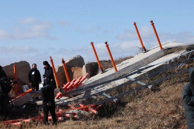 지난 1월 20일 무안국제공항에서 1229 여객기 참사 진상규명을 위한 국정조사특별위원회 현장조사가 이뤄지고 있다. 연합뉴스