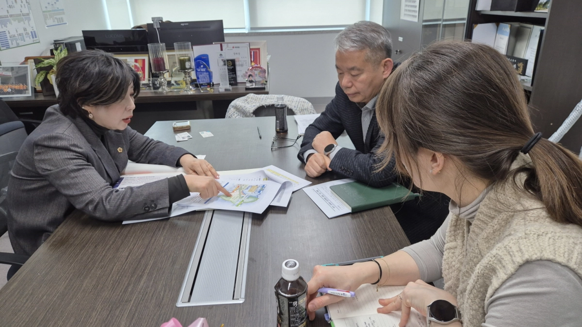 정경자 의원이 12일 경기 동북부 공공병원 설립 타당성 조사 최종보고회를 앞두고 관계 부서와 사업 추진 보완 과제를 점검하고 있다.(사진=경기도의회)